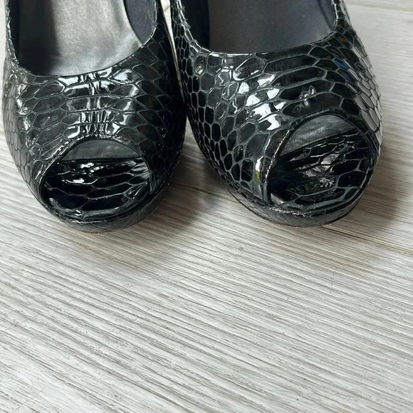 Stuart Weitzman Black Python Embossed Leather Peep Toe Pumps Size 8 - Picture 6 of 13